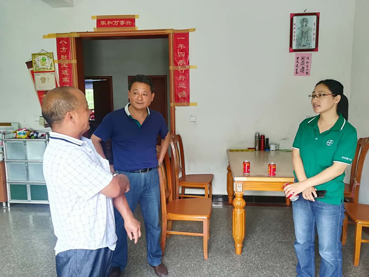 旅游委机关全体干部走访结对帮扶贫困户