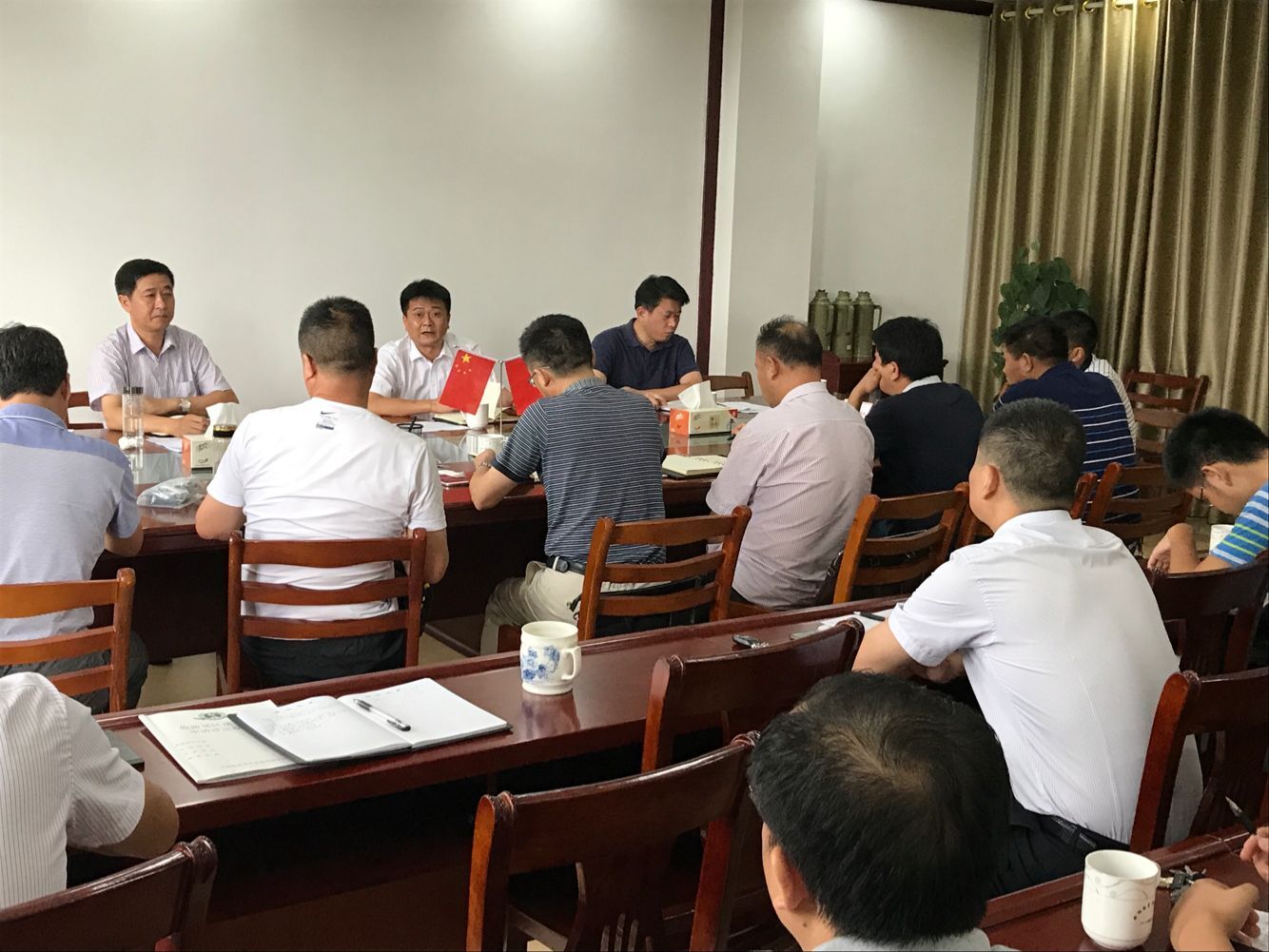 阮波主持召开“两区”创建调度会