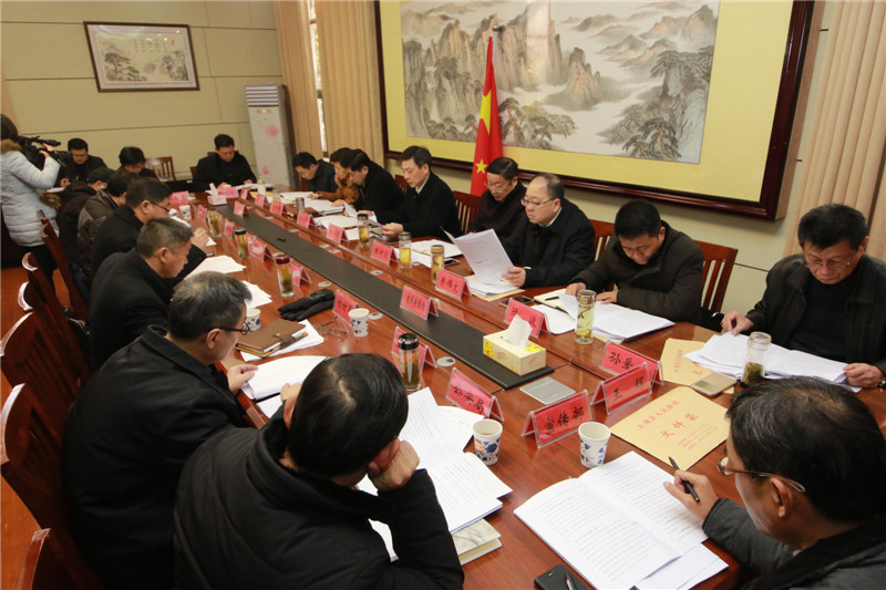 朱小兵主持召开县政府常务会议