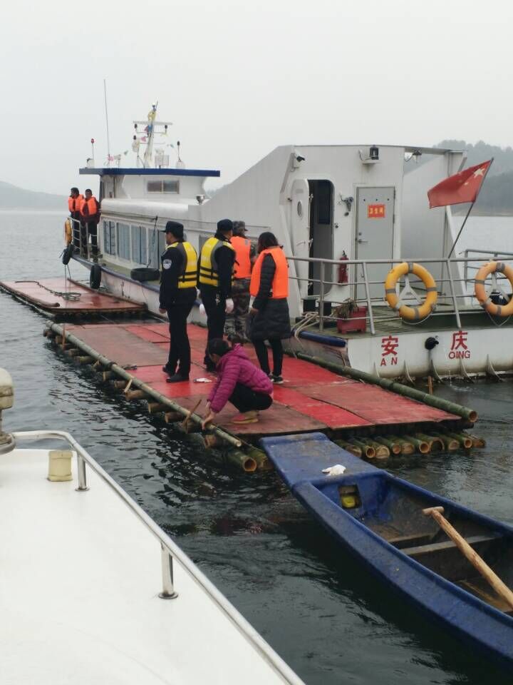 花亭湖风景区行政执法大队拆除违章钓筏