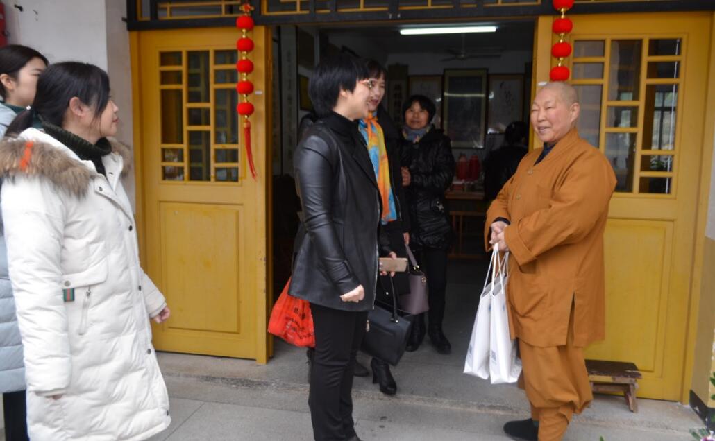 “三八”优服务   巾帼展风采 —— 花管处（旅游委）组织女职工赴景区开展志愿者服务