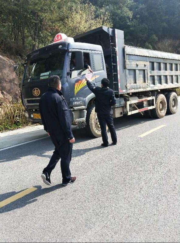 花亭湖景区执法大队对车辆抛撒进行整治
