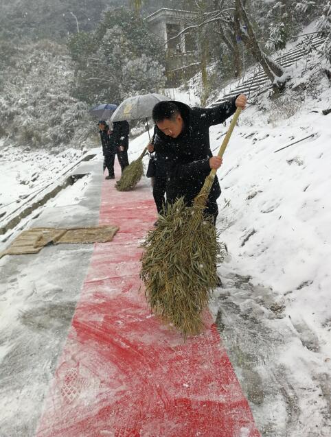 花亭湖景区抗击冰雪暖人心
