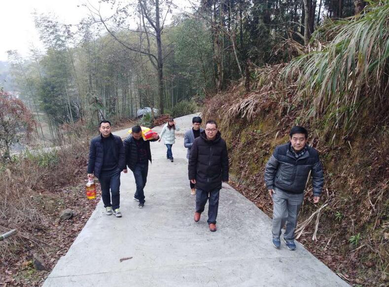 帮扶送温暖 真情暖民心
