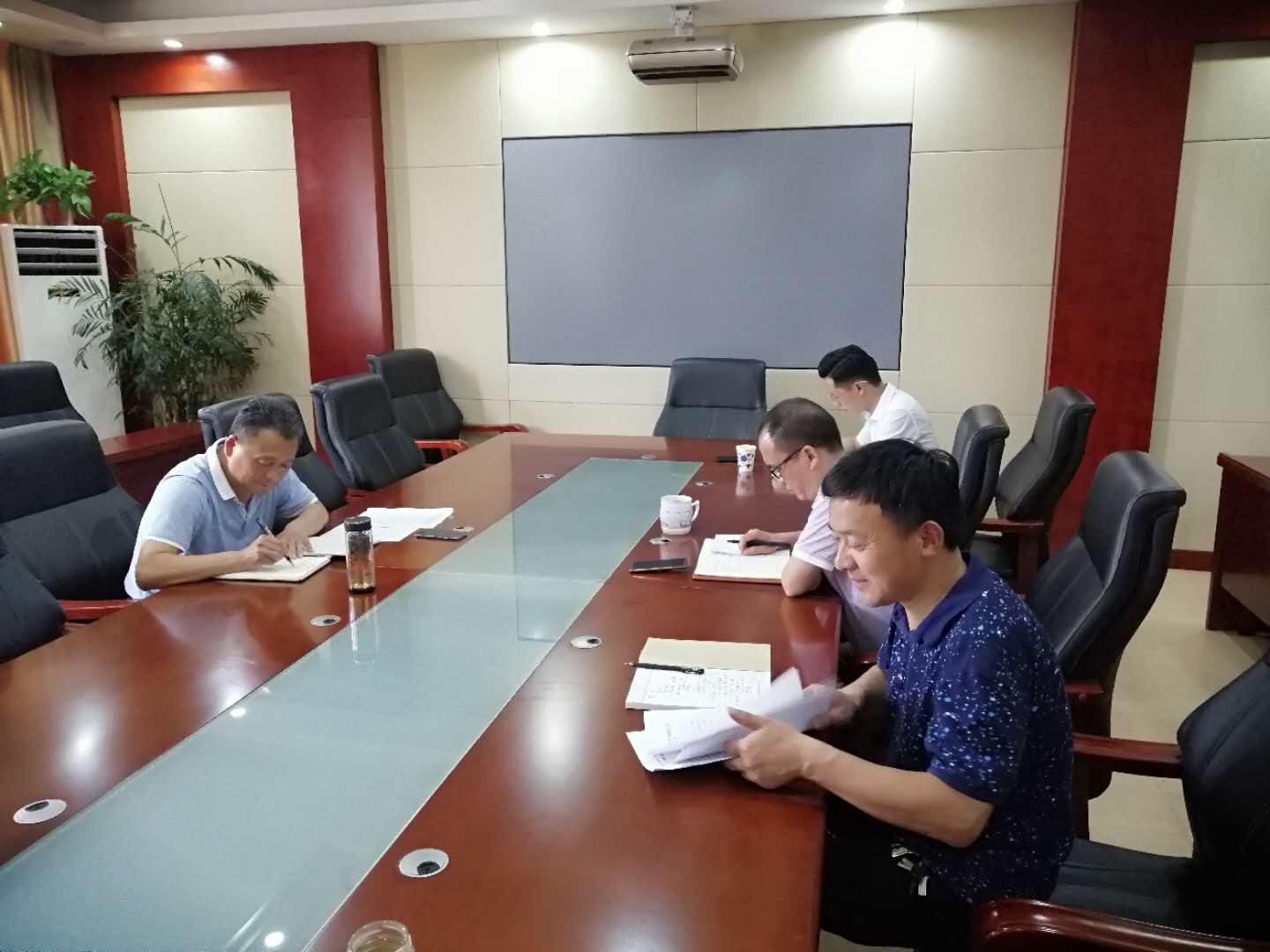 中共花管处总支召开组织生活会