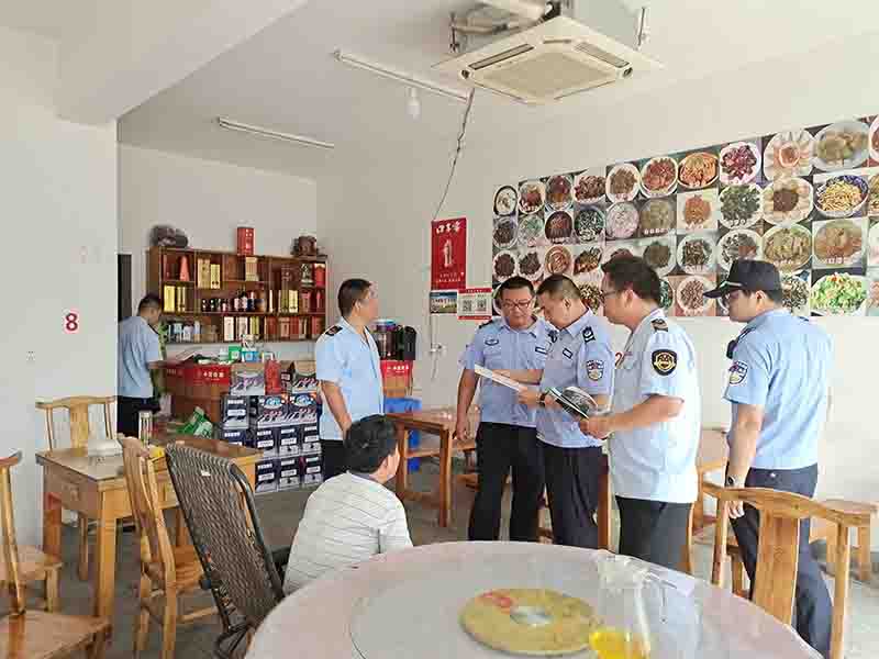 花亭湖景区执法大队联合县市场监管局开展“禁退捕”宣传