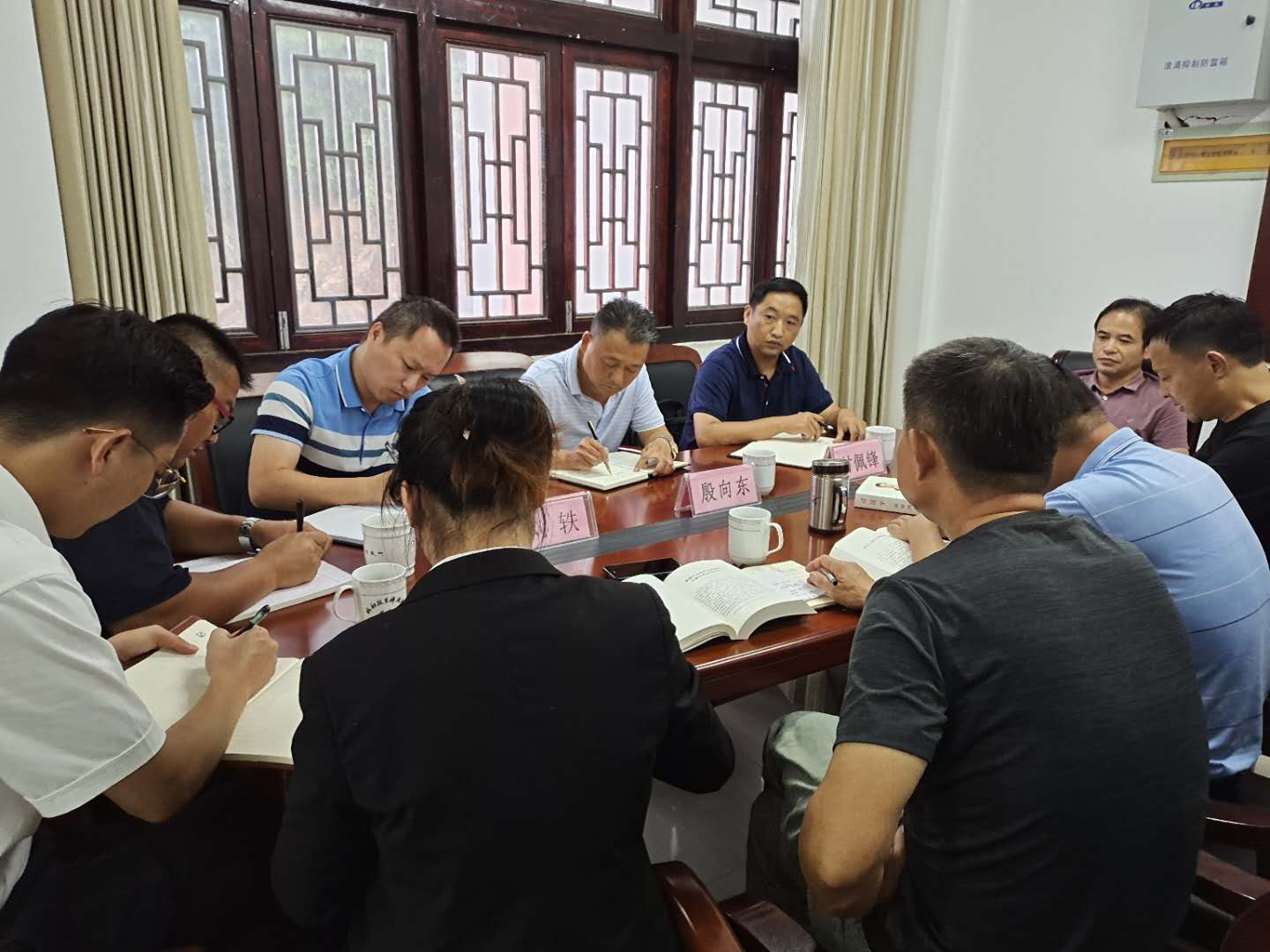 中共花管处执法大队支部召开党员大会 县直工委派员现场指导
