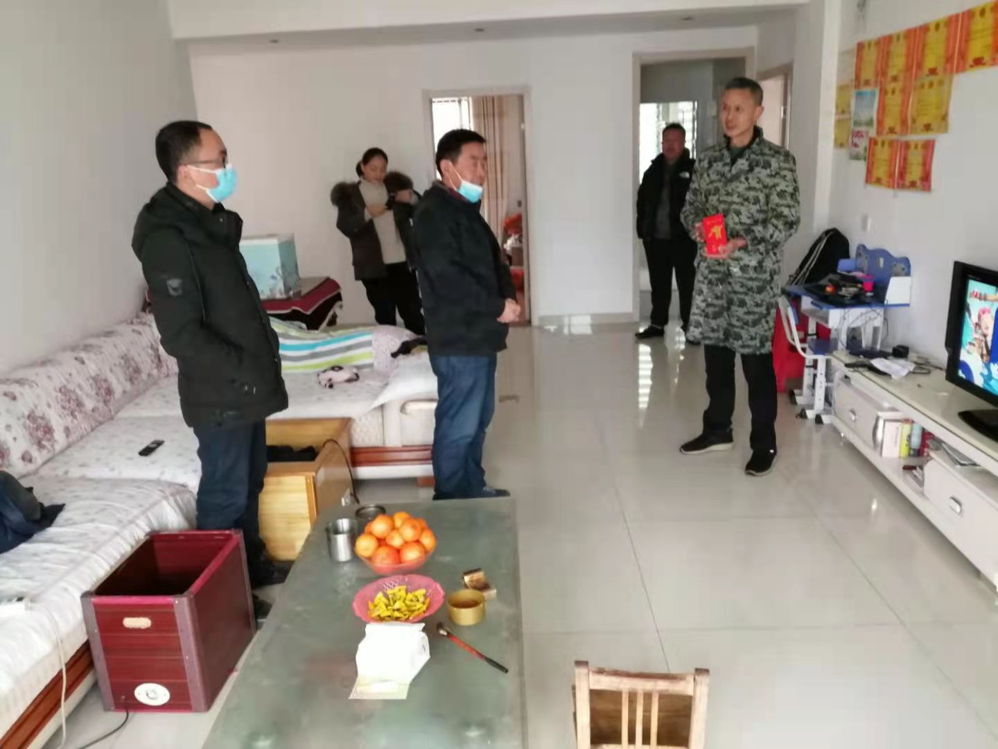 县花管处慰问龙城庄园 小区困难群众
