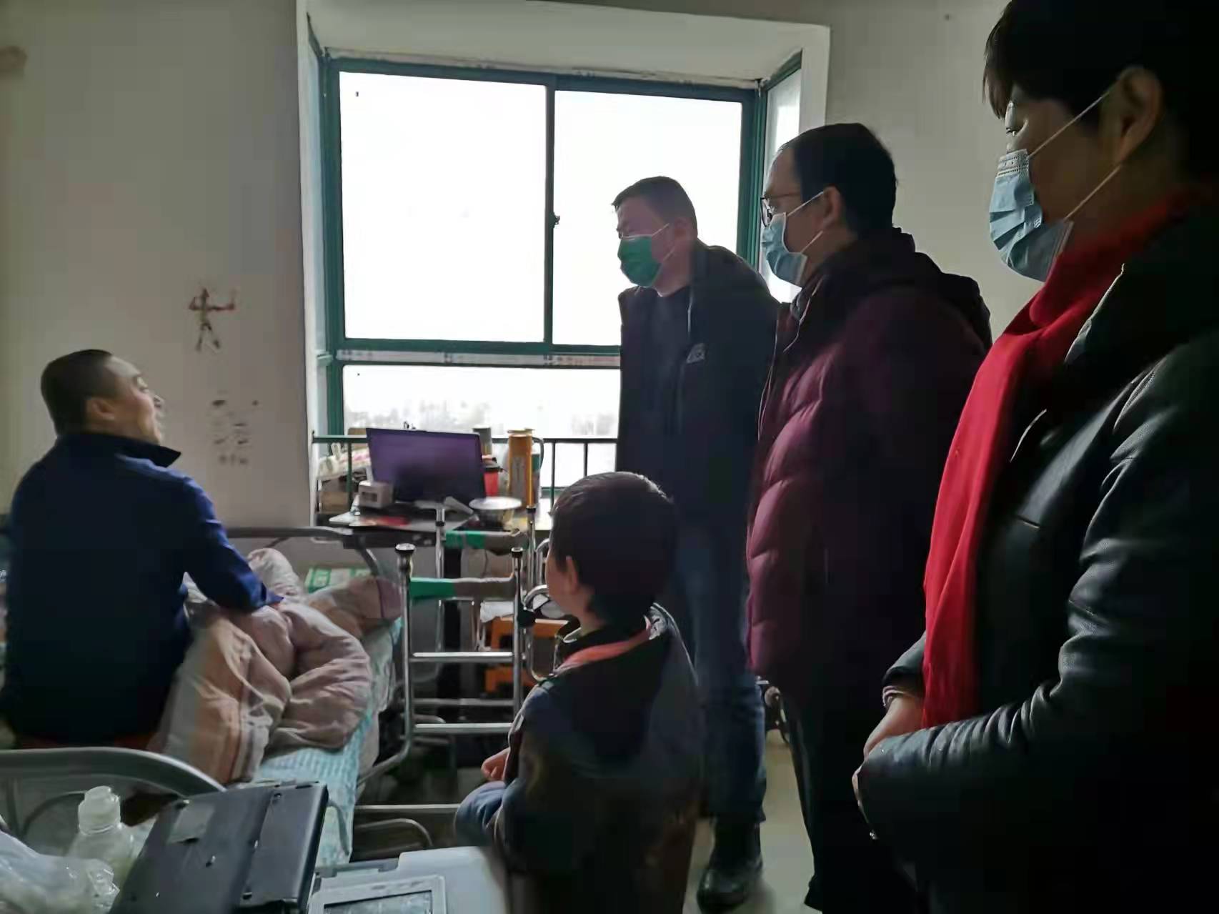 县花管处机关支部走访慰问包保小区困难群众