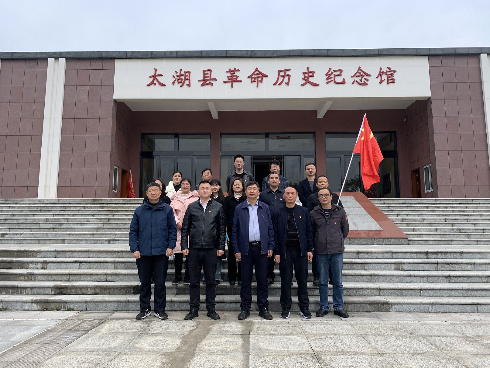 县花管处赴烈士陵园开展祭拜先烈扫墓活动