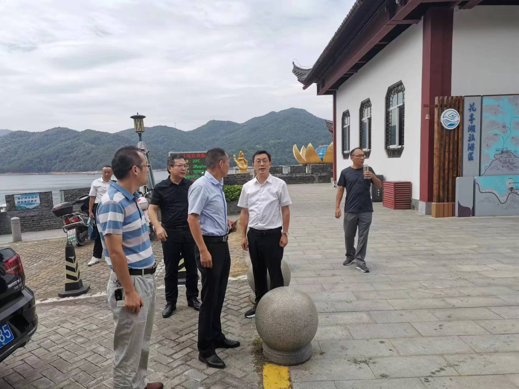 杜林组织开展花亭湖巡湖工作